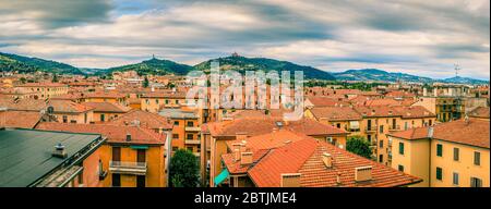 Panoramablick auf Dächer und Vorstadthügel in Bologna, Italien Stockfoto