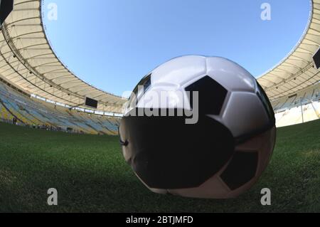 Fußball mit Maske, um zu zeigen, dass der Fußball in Brasilien noch gestoppt wird, aufgrund von covid 19 Stockfoto