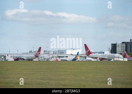 Glasgow, Schottland, Großbritannien. Mai 2020. Im Bild: Am Flughafen Glasgow eine Sammlung von Reiseunternehmen und Fluggesellschaften wie Virgin Atlantic und Jet2 Holidays Flugzeuge gesehen auf dem Asphalt aufgrund der Coronavirus (COVID19) Krise geerdet, die massiven finanziellen Druck auf die globale Luftfahrtindustrie, wo viele Betreiber haben Pleite gelegt hat, Oder Personalbesetzung reduzieren, um zu überleben. Quelle: Colin Fisher/Alamy Live News Stockfoto