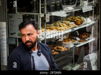 Lissabon ist Geschichte und Zeitgenossenschaft, alt und neu, hell und dunkel, Realität und Magie. Stockfoto