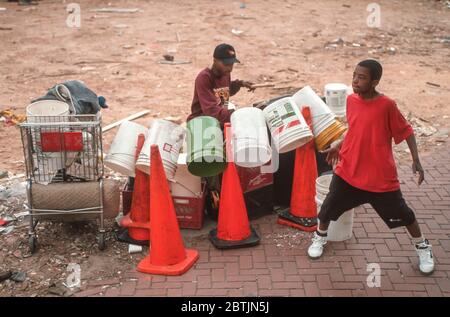 WASHINGTON, DC, USA, 28. APRIL 1992 - Rapper D bucket Drummer tritt mit jungen Tänzern auf der Straße auf. Stockfoto