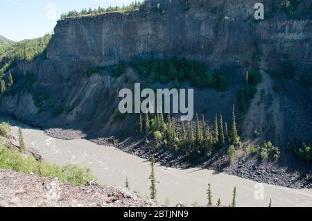 Die steilen Hänge des Grand Canyon des Stikine River, in der Spectrum Mountain Range, in der Nähe des Telegraph Creek im Norden von British Columbia, Kanada. Stockfoto