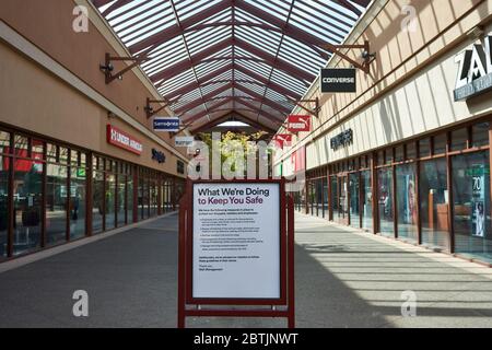 Ein Schild, das Käufer über Sicherheitsmaßnahmen informiert, um die Verbreitung von COVID-19 in den wiedereröffneten Woodburn Premium Outlets am Memorial Day zu verhindern. Stockfoto