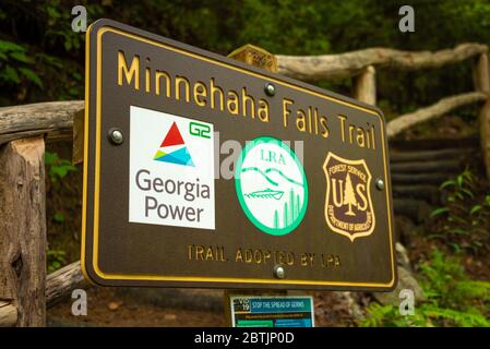 Minnehaha Falls Trail Eingang Schild im Chattahoochee National Forest in der Nähe von Lake Rabun in Lakemont, Georgia. (USA) Stockfoto