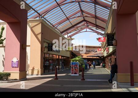 Woodburn Premium Outlets, ein Outlet-Einkaufszentrum in Oregon, wird am Memorial Day Wochenende inmitten einer Coronavirus-Pandemie wiedereröffnet. Einige Geschäfte bleiben geschlossen. Stockfoto