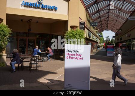 Anzeichen für eine positive soziale Distanz sind in den Woodburn Premium Outlets zu sehen, wenn das Outlet-Einkaufszentrum in Oregon am Memorial Day Wochenende wieder eröffnet wird. Stockfoto