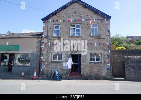 Arnside UK 24 Mai2020 Arnside Sailing Club Haus mit Fahnen dekoriert Stockfoto