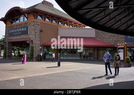 Woodburn Premium Outlets, ein Einkaufszentrum in Oregon, wird am Memorial Day Wochenende wieder eröffnet. Die Geschäfte müssen die Sicherheitsprotokolle befolgen und Belegungsgrenzen haben. Stockfoto