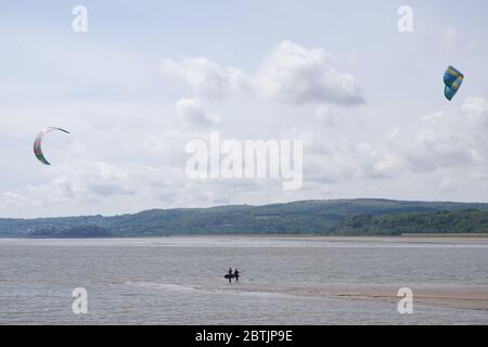 Arnside UK 24 May 2020 Kite Surfers in Arnside an einem sehr windigen Tag Stockfoto