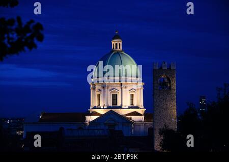 Kuppel von Santa Maria Assunta Neue Kathedrale, Duomo Nuovo römisch-katholische Kirche und Turm des Palazzo del Broletto Palast, Nacht am Abend Blick, Brescia historischen Zentrum, Lombardei, Norditalien Stockfoto