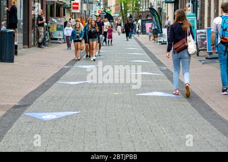 Lösung für soziale Distanzierung nach Coronavirus Richtlinien. Einkaufszentrum in zwei Richtungen wegen COVID-19 aufgeteilt. Stockfoto