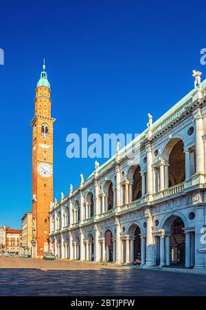 Basilica Palladiana Renaissance-Gebäude und Torre Bissara Uhrturm auf der Piazza dei Signori Platz in alten historischen Stadtzentrum von Vicenza Stadt, vertikale Ansicht, Region Venetien, Italien Stockfoto