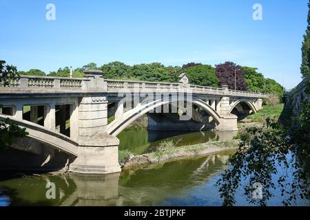 Atcham Road Bridge, eine frühe Betonstraßenbrücke über den Fluss Severn in Shropshire, von L.G. Mouchel Stockfoto