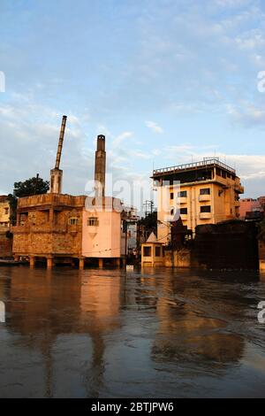 Indien, Varanasi - Bundesstaat Uttar Pradesh, 31. Juli 2013. Blick vom Ganges auf eines der vielen Krematorien der Stadt. Stockfoto