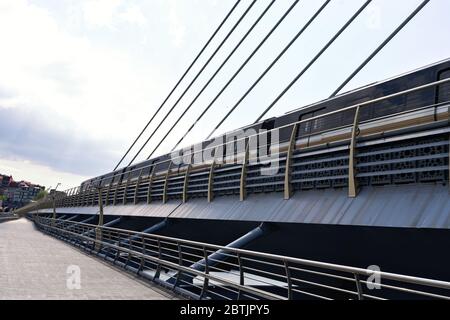 Metro-Zug auf einer Brücke. U-Bahn-Schnellzug auf offener Brücke in istanbul Golden Horn Station Stockfoto