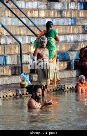 Indien, Varanasi - Bundesstaat Uttar Pradesh, 31. Juli 2013. Am Ufer des Ganges, sagen einige hindus ihre Gebete in der Morgendämmerung. Stockfoto