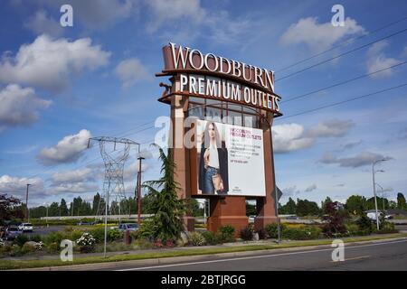 Woodburn Premium Outlets, ein Outlet-Einkaufszentrum in Woodburn, Oregon, wurde am Memorial Day Wochenende wiedereröffnet, nachdem es während der COVID-19-Pandemie für mehr als 2 Monate geschlossen hatte. Stockfoto