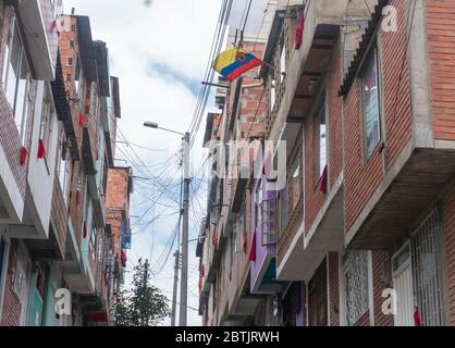 In den Fenstern vieler Stadtteile in Bogota, Kolumbien, hingen am 19. April 2020 die Ärmsten rote Lumpen als Zeichen der Hilfe. Der SOS der Armut inmitten der c Stockfoto