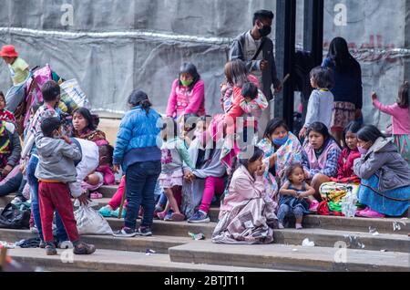 Mehrere Familien aus der Gemeinde Embera Chami befinden sich im Zentrum der Hauptstadt Bogota und bitten die Behörden, ihnen Aufmerksamkeit zu schenken und zu versorgen Stockfoto