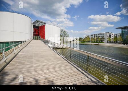 Die Volkswagen/VW-Autobaufabrik mit den Rohren des Volkswagen-Werks in der Autostadt in Wolfsburg. WOLFSBURG, DEUTSCHLAND. 19.Mai 2016 Stockfoto