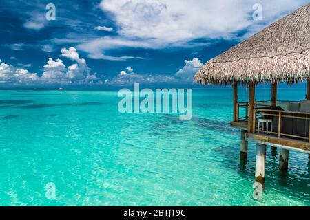 Über Wasser luxuriöses Spa in der tropischen blauen Lagune der Malediven. Toller Meerblick und Sommer-Strandstimmung Stockfoto
