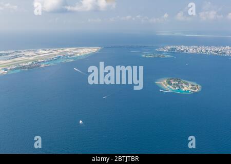 Malediven Insel Hauptstadt Insel, Male. Blick auf die Insel Hulhumale von über den Wolken. Luftlandschaft in exotischen Reiseziel Stockfoto