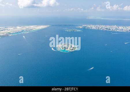 Malediven Insel Hauptstadt Insel, Male. Blick auf die Insel Hulhumale von über den Wolken. Luftlandschaft in exotischen Reiseziel Stockfoto