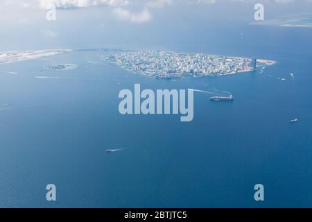 Malediven Insel Hauptstadt Insel, Male. Blick auf die Insel Hulhumale von über den Wolken. Luftlandschaft in exotischen Reiseziel Stockfoto