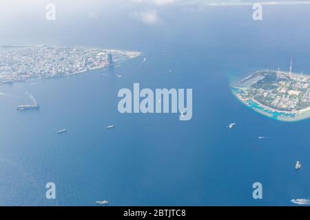 Malediven Insel Hauptstadt Insel, Male. Blick auf die Insel Hulhumale von über den Wolken. Luftlandschaft in exotischen Reiseziel Stockfoto