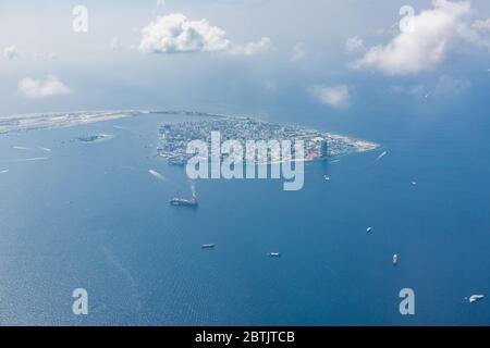 Malediven Insel Hauptstadt Insel, Male. Blick auf die Insel Hulhumale von über den Wolken. Luftlandschaft in exotischen Reiseziel Stockfoto