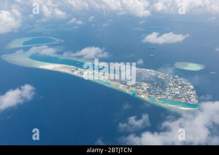 Malediven Insel Hauptstadt Insel, Male. Blick auf die Insel Hulhumale von über den Wolken. Luftlandschaft in exotischen Reiseziel Stockfoto