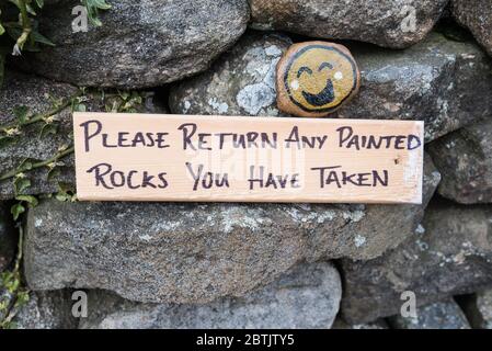 Bemalte Steine in langen Preston Stockfoto