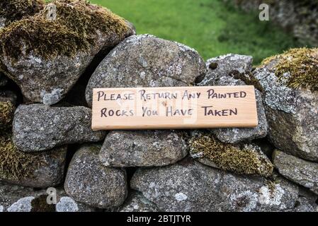 Bemalte Steine in langen Preston Stockfoto