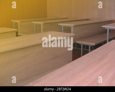 Leeres Klassenzimmer ohne jungen Studenten Hintergrund. Die Schulferien, Quarantäne Konzept. Stockfoto