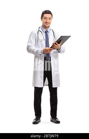 In voller Länge Porträt eines jungen Arztes lächelnd isoliert auf weißem Hintergrund Stockfoto