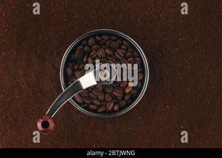 Vintage Kaffeemühle, durchdrungen von frisch gemahlenen arabica-Kaffeebohnen Stockfoto