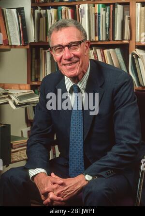 CAMBRIDGE, MASSACHUSETTS, USA, 10. OKTOBER 1990 – Professor Robert M. Solow, Nobelpreisträger in seinem Büro am mit. Stockfoto