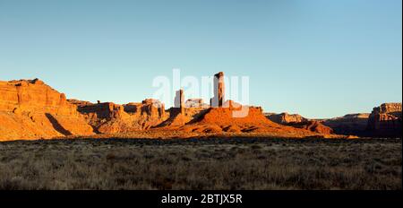 UT00622-00...UTAH - Rote Sandsteinrücken, Buten und Türme bei Sonnenaufgang im Valley of the Gods. Stockfoto