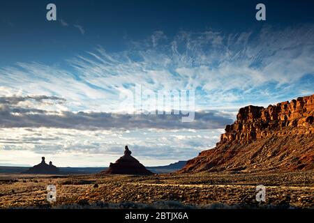 UT00623-00...UTAH - Morgenlicht an einem bewölkten Morgen im Valley of the Gods. Stockfoto