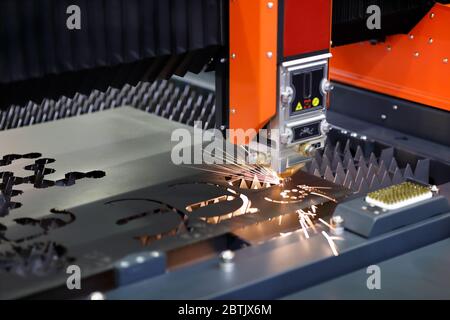 Plattenfaser-Laser-Schneidemaschine Nahaufnahme. Selektiver Fokus. Stockfoto