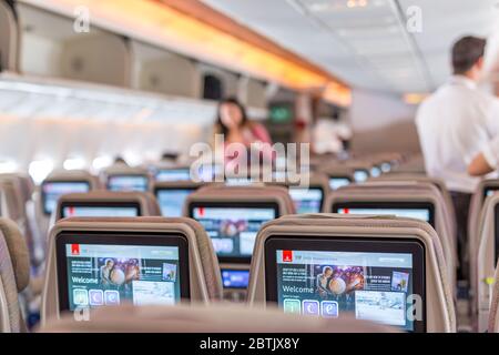 DUBAI, VAE - 11. NOVEMBER 2018: Unterhaltung im Emirates Flugzeug. Stockfoto