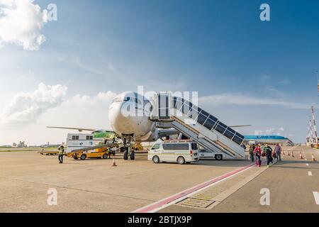 Male, Malediven - 02. Mai 2018: Boeing 777-300 A6-EBM von Emirates Airlines am Velana International Airport in Male, Malediven. Passagiere, die das Flugzeug verlassen Stockfoto