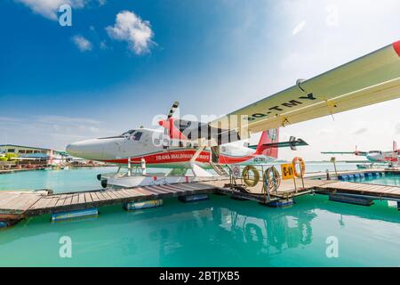 Male, Malediven – 10. Mai 2019: TMA - Trans Maldivian Airways Twin Otter Wasserflugzeuge am Flughafen Male (MLE) auf den Malediven. Wasserflugzeug Parkplatz in Male Stockfoto
