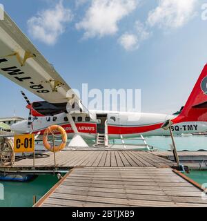 Male, Malediven – 10. Mai 2019: TMA - Trans Maldivian Airways Twin Otter Wasserflugzeuge am Flughafen Male (MLE) auf den Malediven. Wasserflugzeug Parkplatz in Male Stockfoto
