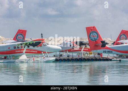 Male, Malediven – 10. Mai 2019: TMA - Trans Maldivian Airways Twin Otter Wasserflugzeuge am Flughafen Male (MLE) auf den Malediven. Wasserflugzeug Parkplatz in Male Stockfoto