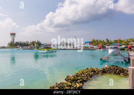 Male, Malediven – 10. Mai 2019: TMA - Trans Maldivian Airways Twin Otter Wasserflugzeuge am Flughafen Male (MLE) auf den Malediven. Wasserflugzeug Parkplatz in Male Stockfoto