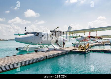 Male, Malediven – 10. Mai 2019: TMA - Trans Maldivian Airways Twin Otter Wasserflugzeuge am Flughafen Male (MLE) auf den Malediven. Wasserflugzeug Parkplatz in Male Stockfoto