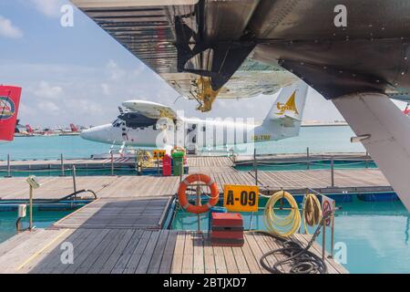 Male, Malediven – 10. Mai 2019: TMA - Trans Maldivian Airways Twin Otter Wasserflugzeuge am Flughafen Male (MLE) auf den Malediven. Wasserflugzeug Parkplatz in Male Stockfoto
