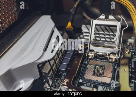 Leerer cpu-Prozessorsockel auf einer Computerplatine mit sichtbaren Pins Stockfoto