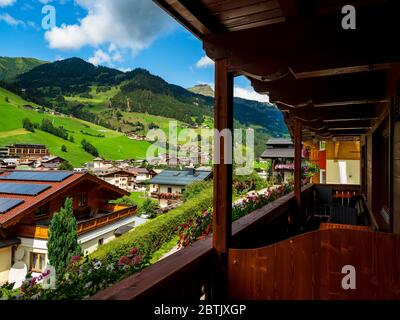 Blumenkohl auf Balkonen und Terrassen von österreichischen Holzhütten im kleinen Dorf Großarl. Klassischer Tourismus nach Österreich. Schönheit, Komfort und Stockfoto